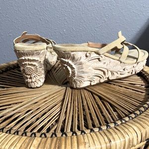 Valeria Lacerda hand carved wedges